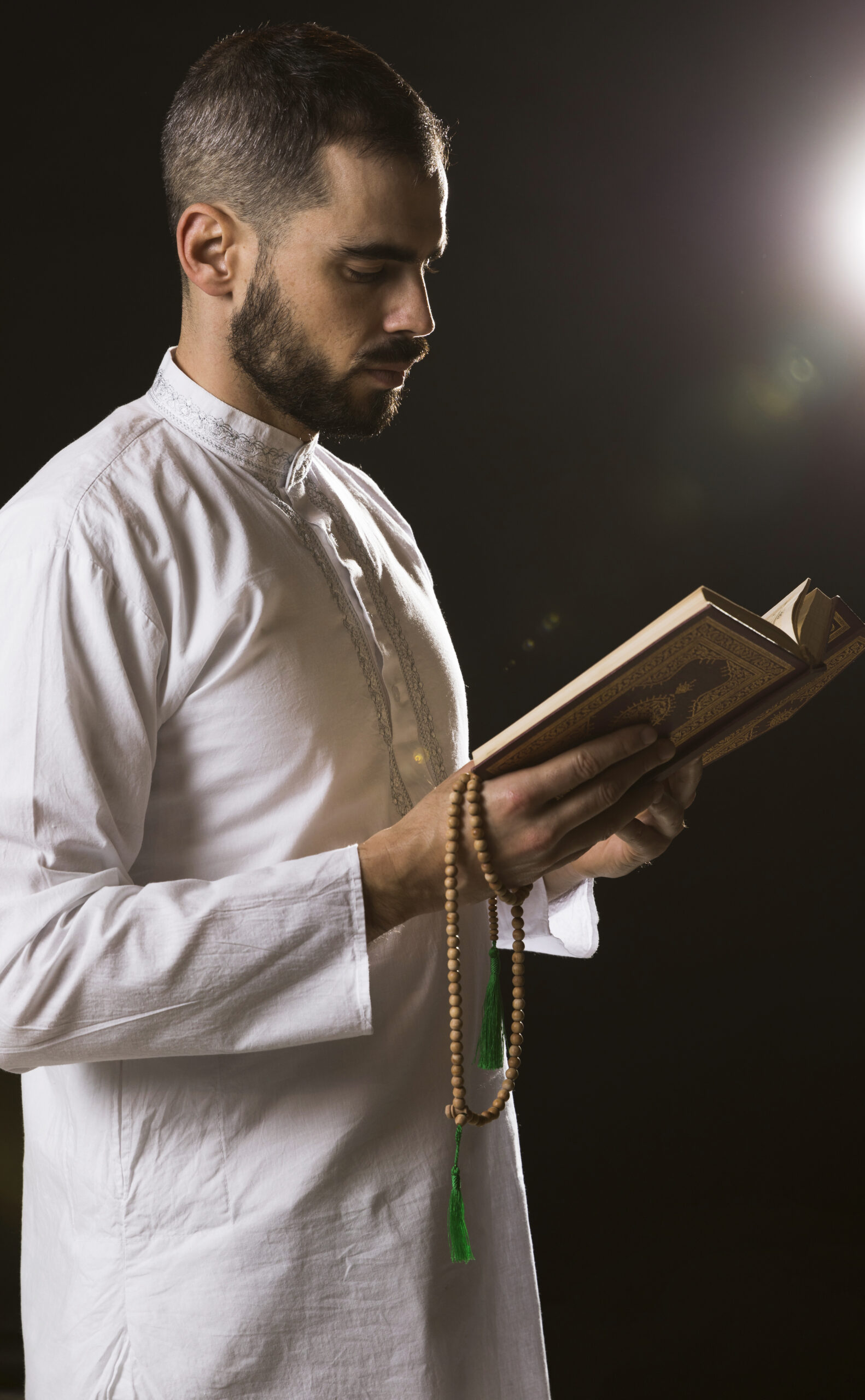 ramadam-event-arabic-man-standing-with-quran-prayer-beads